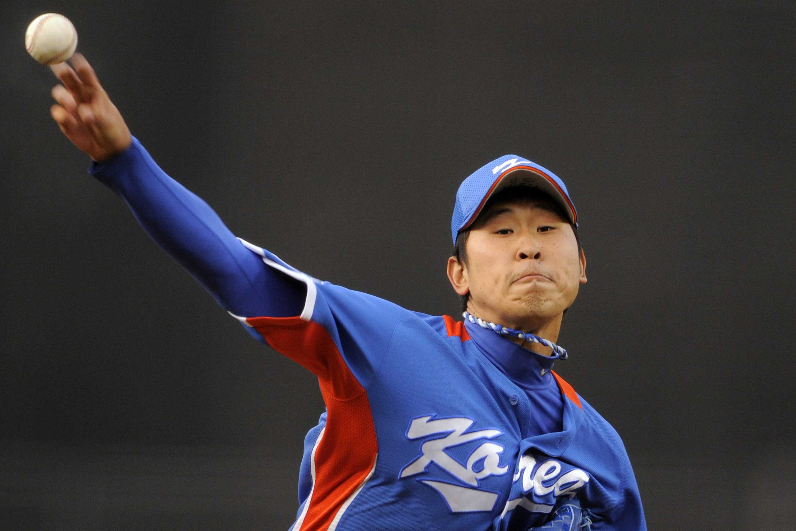 South Korea pitcher Yoon Suk-min throws the ball against Venezuela during the first inning of a semifinal World Baseball Classic game in Los Angeles Saturday, March 21, 2009. (AP Photo/Mark J. Terrill, pool)