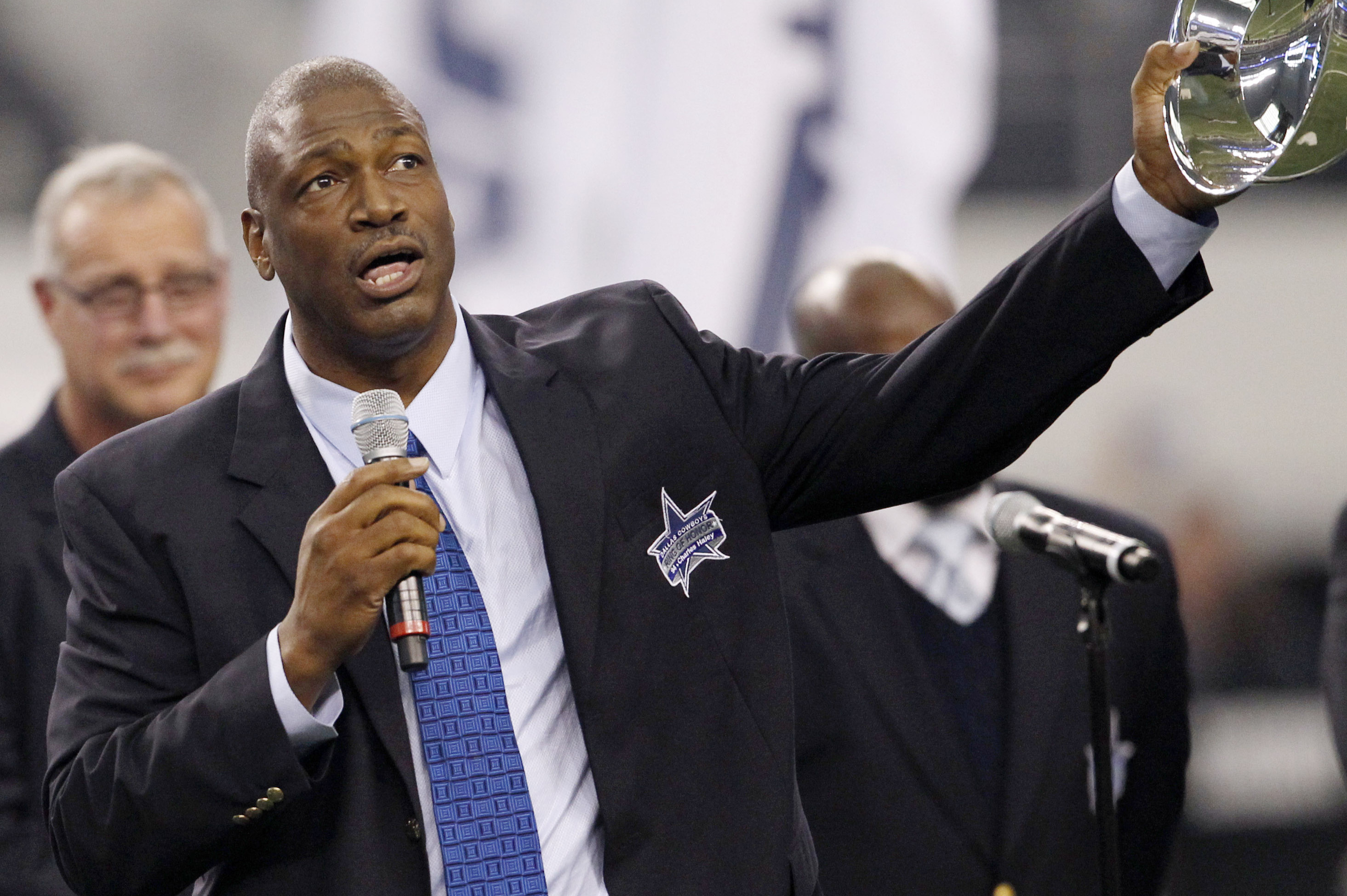 Esta imagen de archivo del 6 de noviembre del 2011, el ex jugador de los Cowboys de Dallas aoarece en la ceremonia en que fue incorporado el Círculo de Honor de ese equipo de la NFL. Haley deberá responder antes las autoridades a la acusación de que palmeó a una mujer en el trasero durante el partido del Día de Acción de Gracias entre los Cowboys y los Dolphins de Miami, informó la policía de Arlington, Texas, el viernes 2 de diciembre. (Foto AP/Jim Cowsert, archivo)