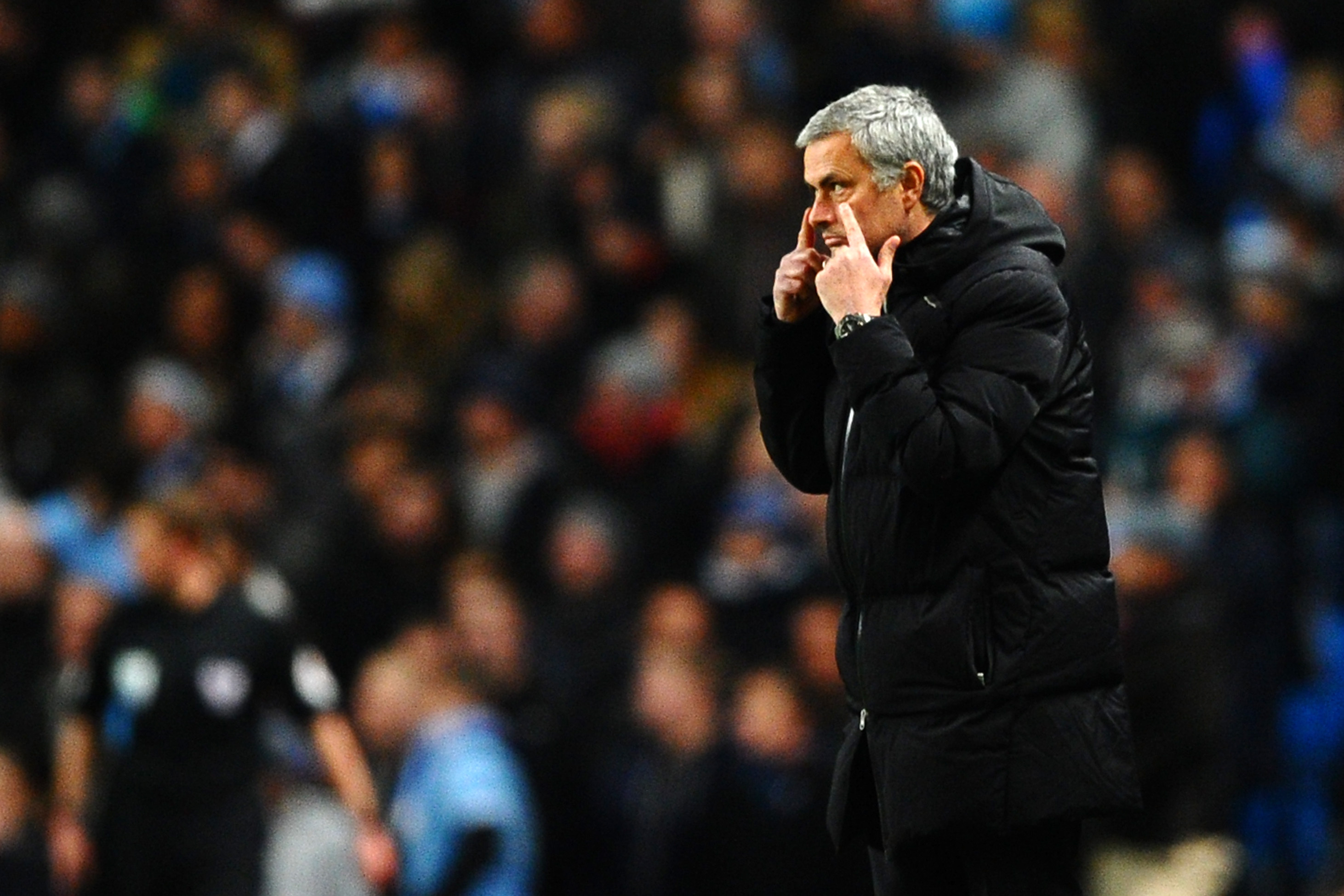 MANCHESTER, ENGLAND - FEBRUARY 03:  Jose Mourinho manager of Chelsea gives instructions during the Barclays Premier League match between Manchester City and Chelsea at Etihad Stadium on February 3, 2014 in Manchester, England.  (Photo by Laurence Griffiths/Getty Images)