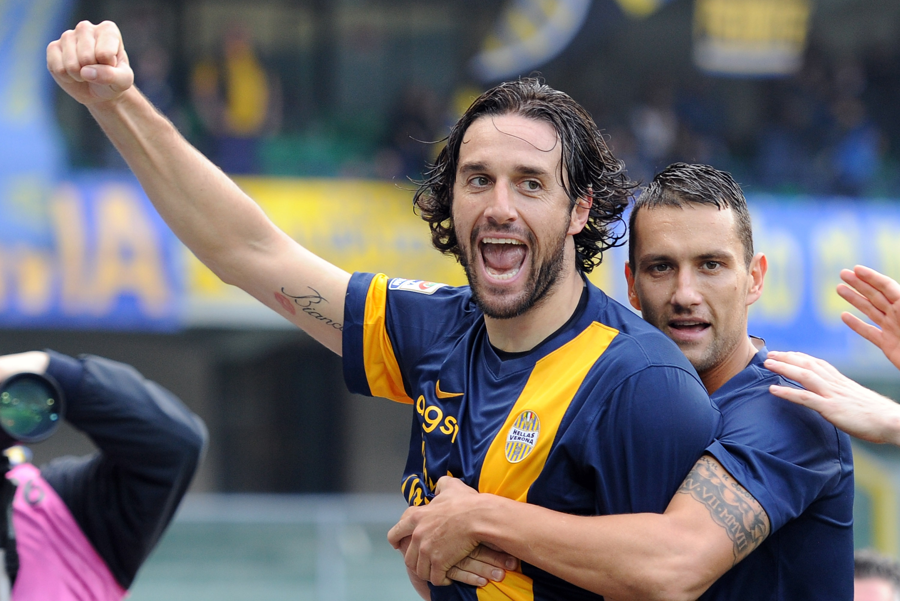 VERONA, ITALY - NOVEMBER 03:  Luca Toni of Hellas Verona FC celebrates scoring the first goal during the Serie A match between Hellas Verona FC and Cagliari Calcio at Stadio Marc'Antonio Bentegodi on November 3, 2013 in Verona, Italy.  (Photo by Claudio Villa/Getty Images)