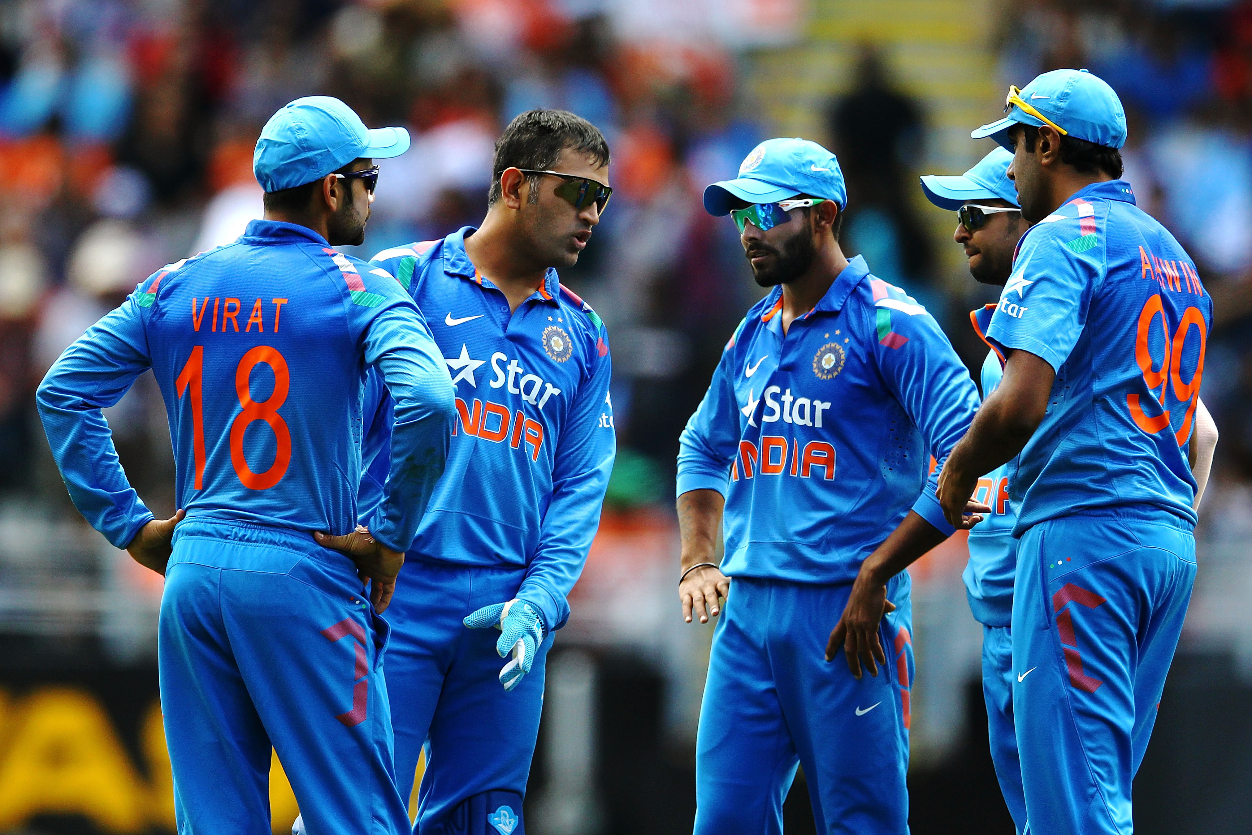 AUCKLAND, NEW ZEALAND - JANUARY 25: MS Dhoni of India gives orders to his team during the One Day International match between New Zealand and India at Eden Park on January 25, 2014 in Auckland, New Zealand.  (Photo by Anthony Au-Yeung/Getty Images)