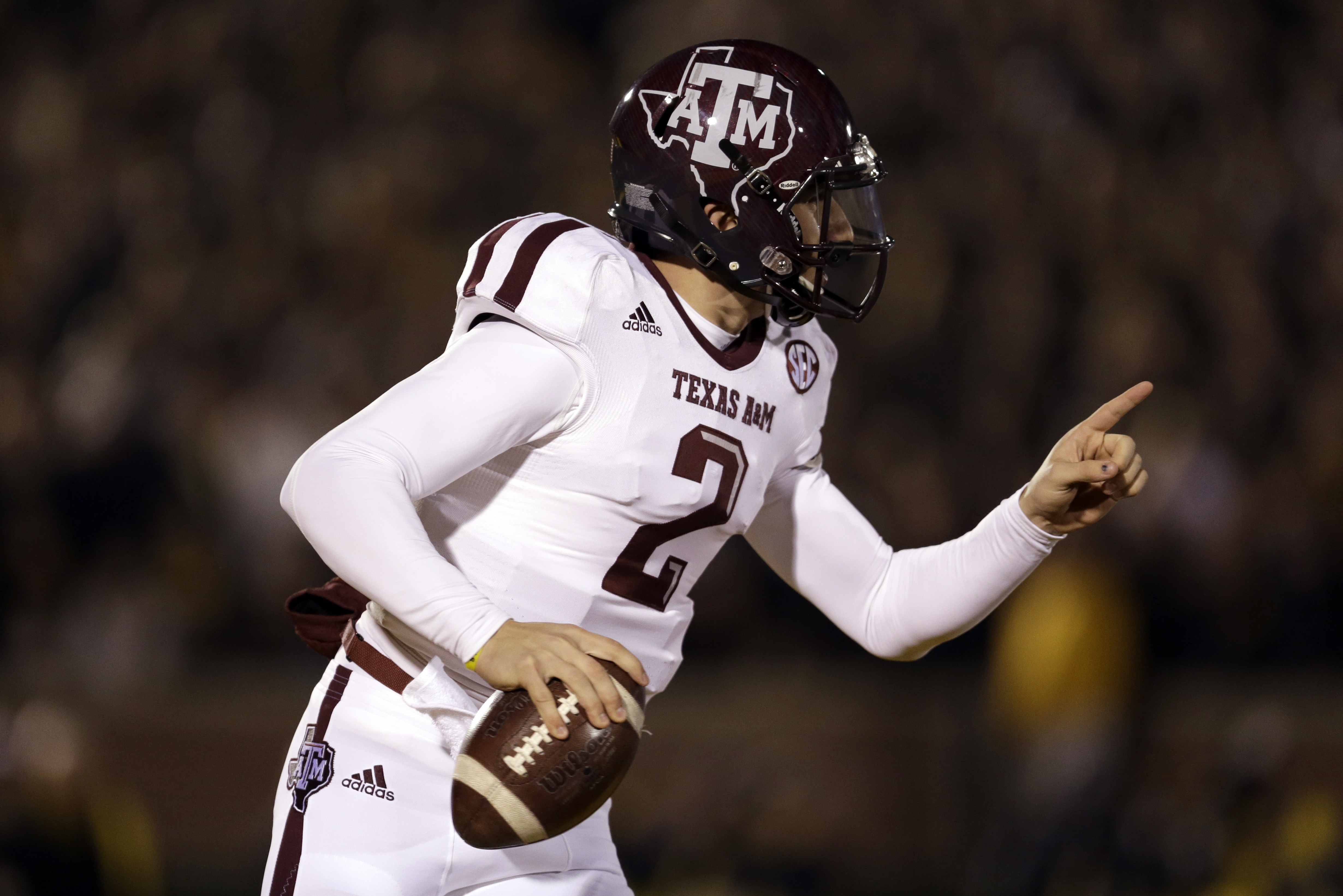 Texas A&M quarterback Johnny Manziel scrambles during the first half of an NCAA college football game against Missouri on Saturday, Nov. 30, 2013, in Columbia, Mo. (AP Photo/Jeff Roberson)