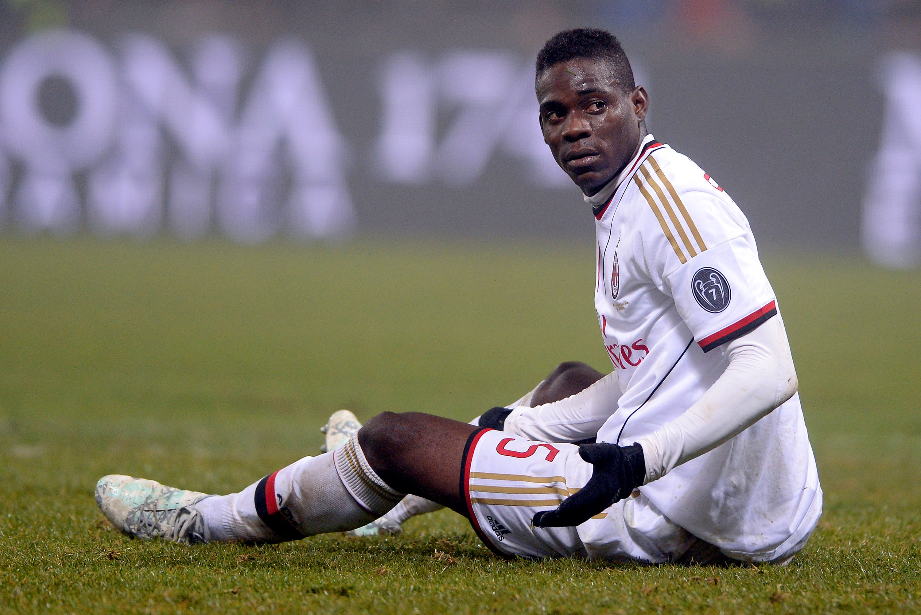 SASSUOLO, ITALY - JANUARY 12:  Mario Balotelli of AC Milan reacts during the Serie A match between US Sassuolo Calcio and AC Milan on January 12, 2014 in Sassuolo, Italy.  (Photo by Claudio Villa/Getty Images)