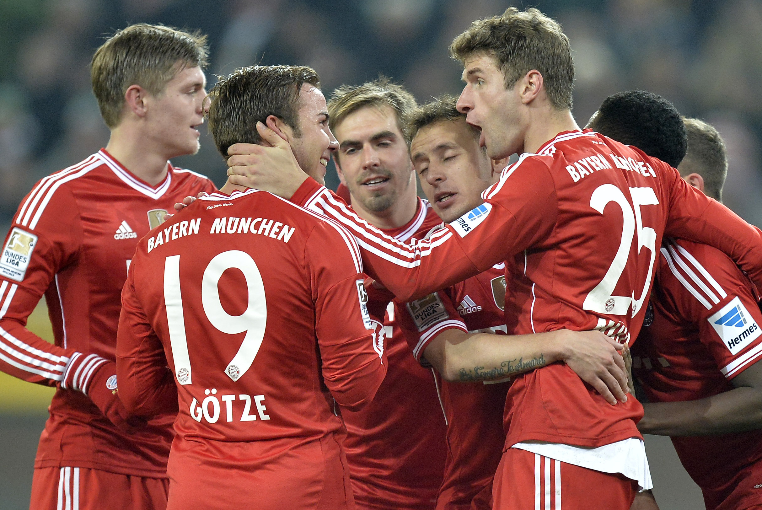 Bayern's Thomas Mueller, right, celebrates after scoring a penalty with Bayern's first scorer Mario Goetze, second from left,  during the German Bundesliga soccer match between Borussia Moenchengladbach and Bayern Munich in Moenchengladbach, Germany, Friday, Jan. 24, 2014. (AP Photo/Martin Meissner)