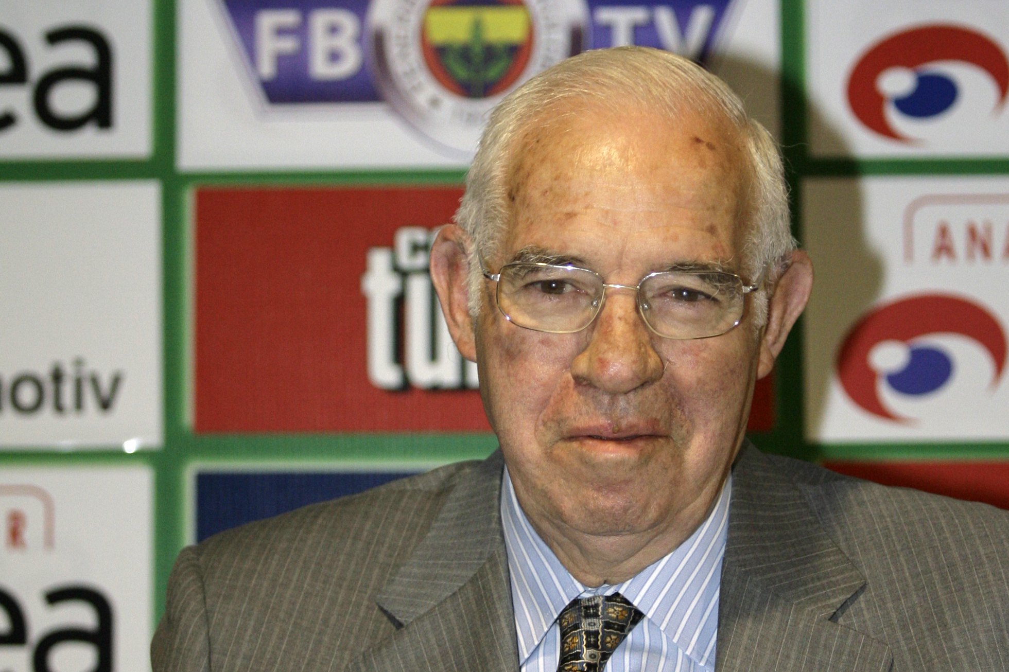 Spanish soccer coach Luis Aragones signs a contract with Fenerbahce during a ceremony at the Sukru Saracoglu stadium in Istanbul, Turkey, Saturday, July 5, 2008. Former Spain coach Luis Aragones signed a two-year contract with Turkish soccer club Fenerbahce. (AP Photo/Ibrahim Usta)