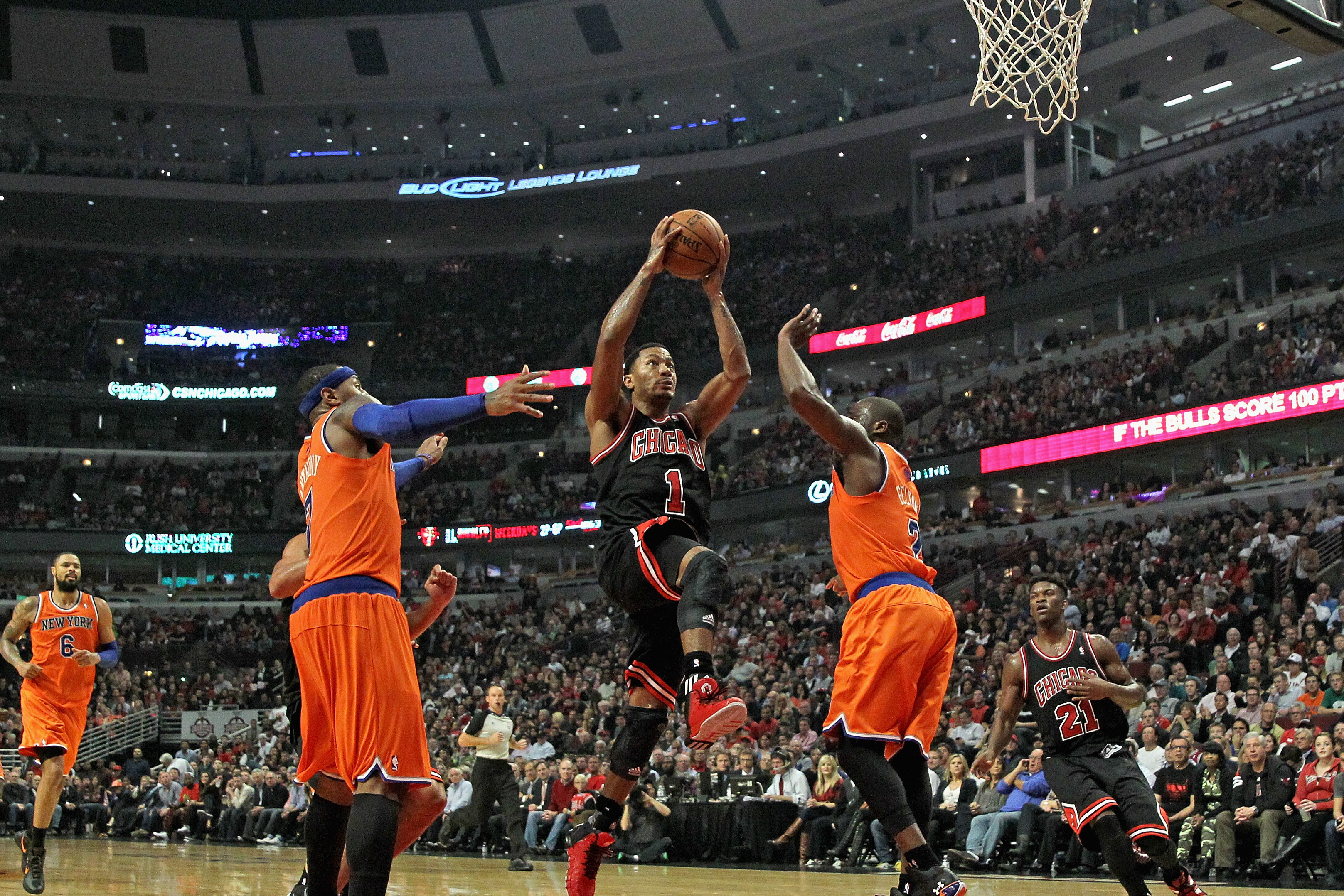 CHICAGO, IL - OCTOBER 31: Derrick Rose #1 of the Chicago Bulls drives to the basket between Carmelo Anthony #7 (L) and Raymond Felton #2 of the New York Knicks at the United Center on October 31, 2013 in Chicago, Illinois. The Bulls defeated the Knicks 82-81. NOTE TO USER: User expressly acknowledges and agrees that, by downloading and or using this photograph, User is consenting to the terms and conditions of the Getty Images License Agreement. (Photo by Jonathan Daniel/Getty Images)
