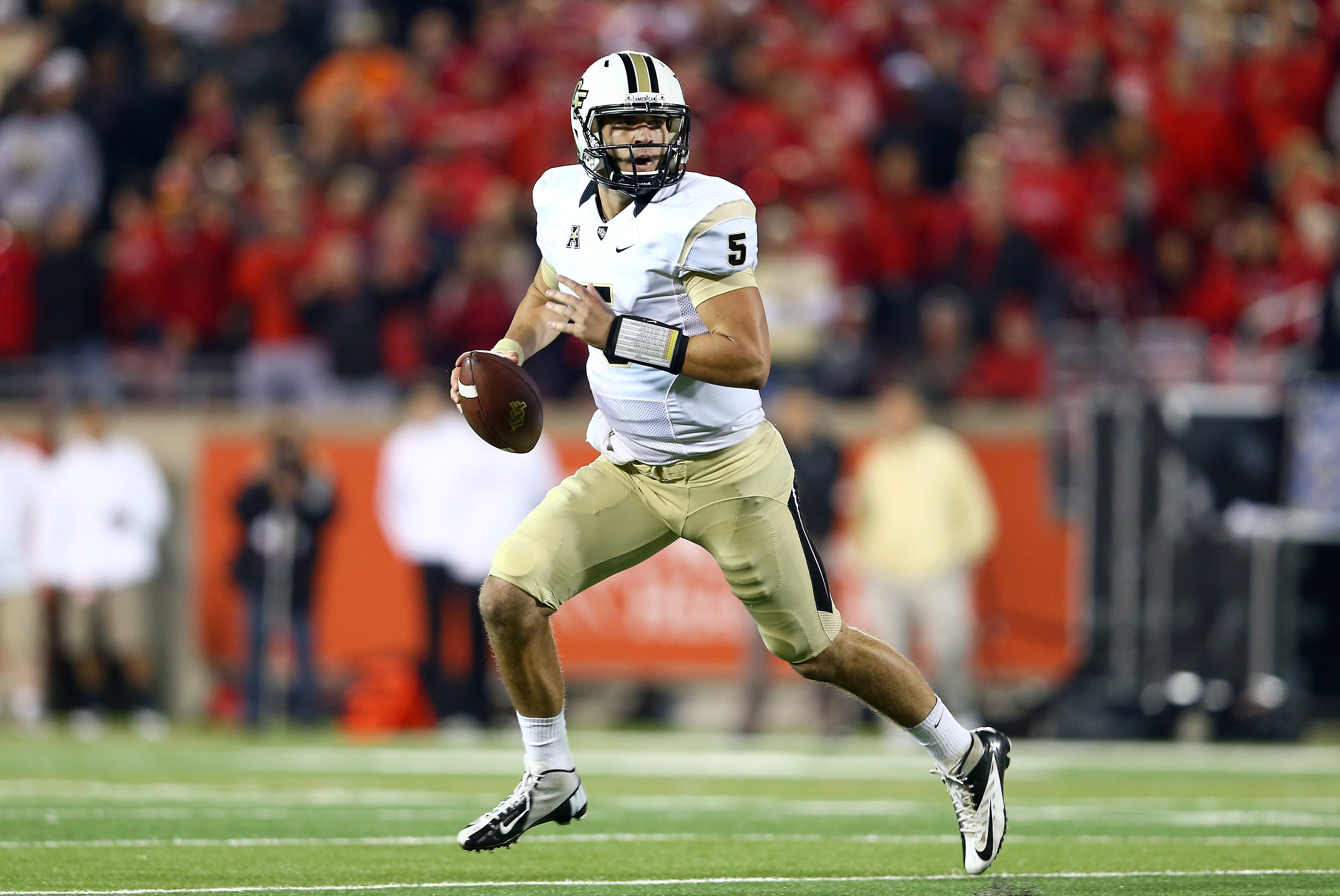 LOUISVILLE, KY - OCTOBER 18:  Blake Bortles #5 of the Central Florida Knights looks to throw a pass during the game against the Louisville Cardinals at Papa John's Cardinal Stadium on October 18, 2013 in Louisville, Kentucky.  (Photo by Andy Lyons/Getty Images)