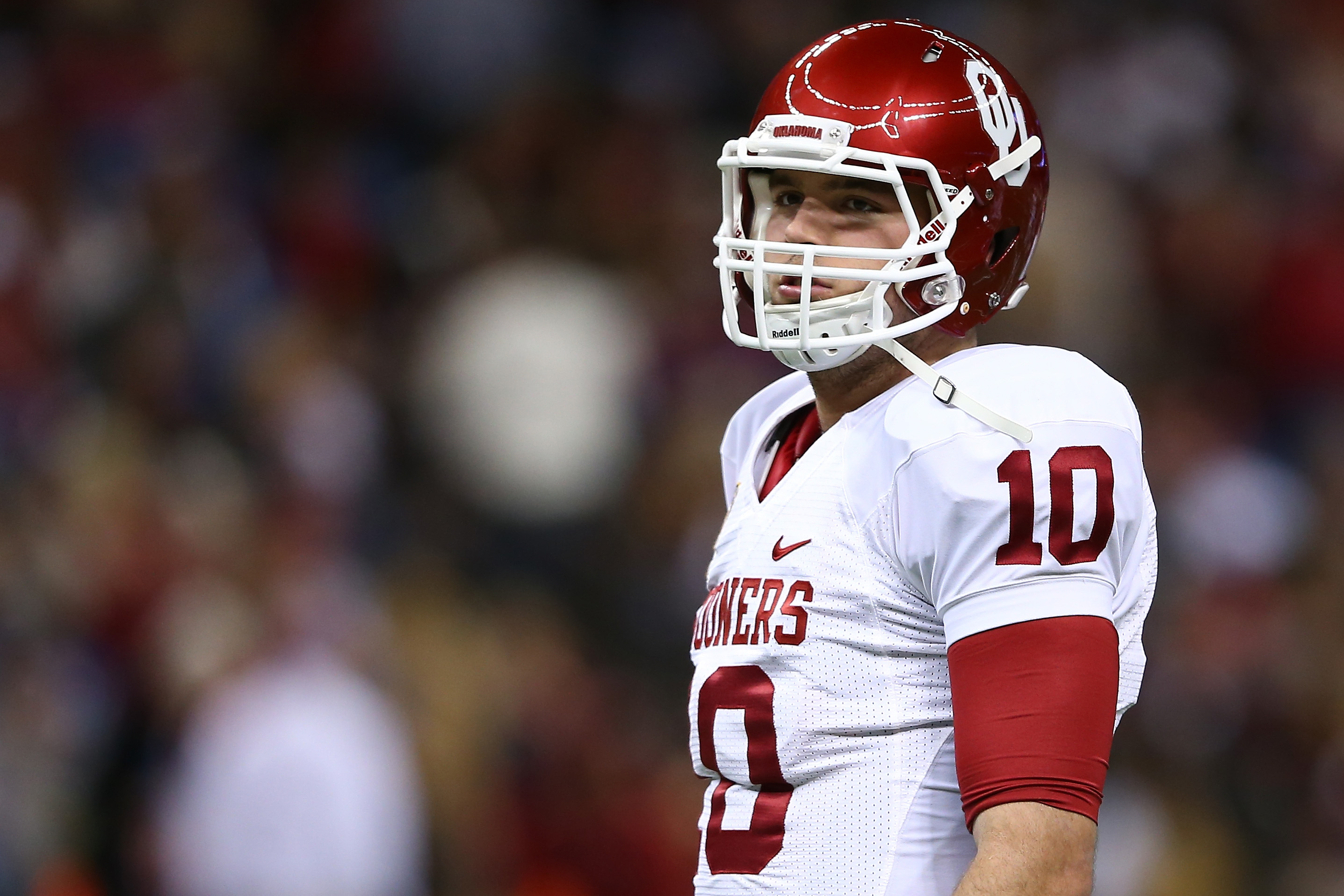 NEW ORLEANS, LA - JANUARY 02:  Blake Bell #10 of the Oklahoma Sooners warms up prior to playing the Alabama Crimson Tide in the Allstate Sugar Bowl at the Mercedes-Benz Superdome on January 2, 2014 in New Orleans, Louisiana.  (Photo by Streeter Lecka/Getty Images)