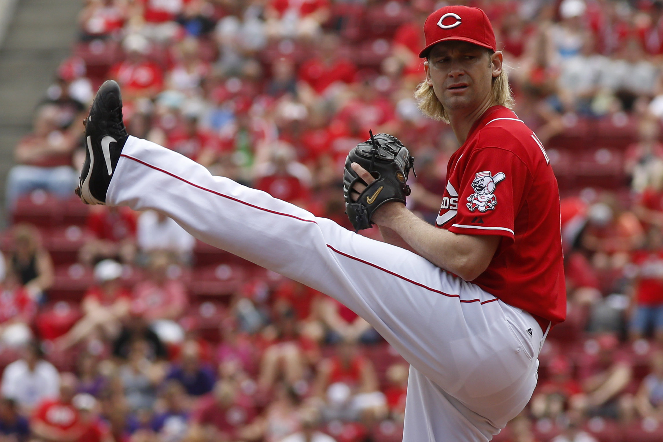 Cincinnati Reds starting pitcher Bronson Arroyo throws against the Seattle Mariners during a baseball game, Sunday, July 7, 2013, in Cincinnati. (AP Photo/David Kohl)