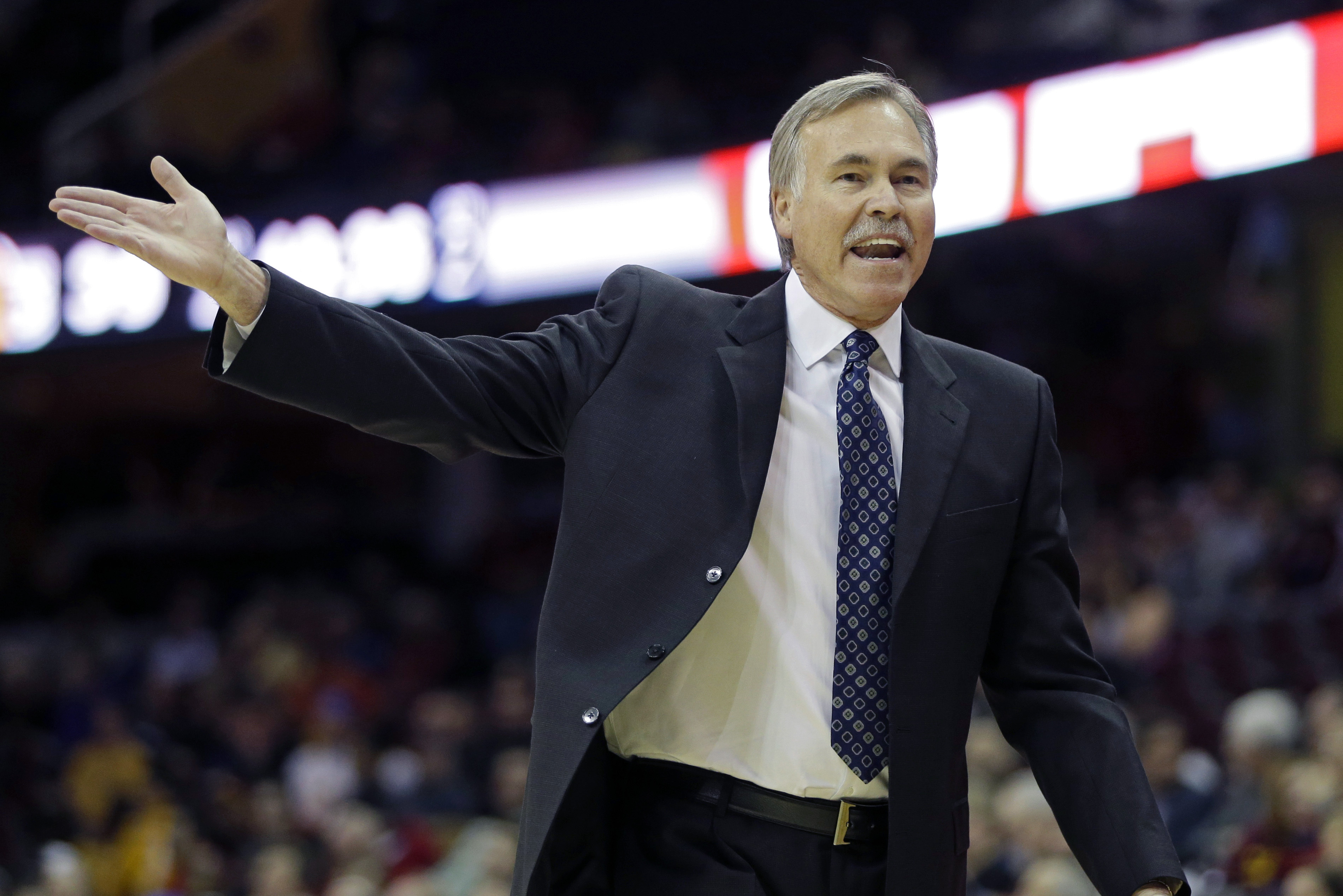 Los Angeles Lakers head coach Mike D'Antoni argues a call in the second quarter of an NBA basketball game against the Cleveland Cavaliers, Wednesday, Feb. 5, 2014, in Cleveland. (AP Photo/Mark Duncan)