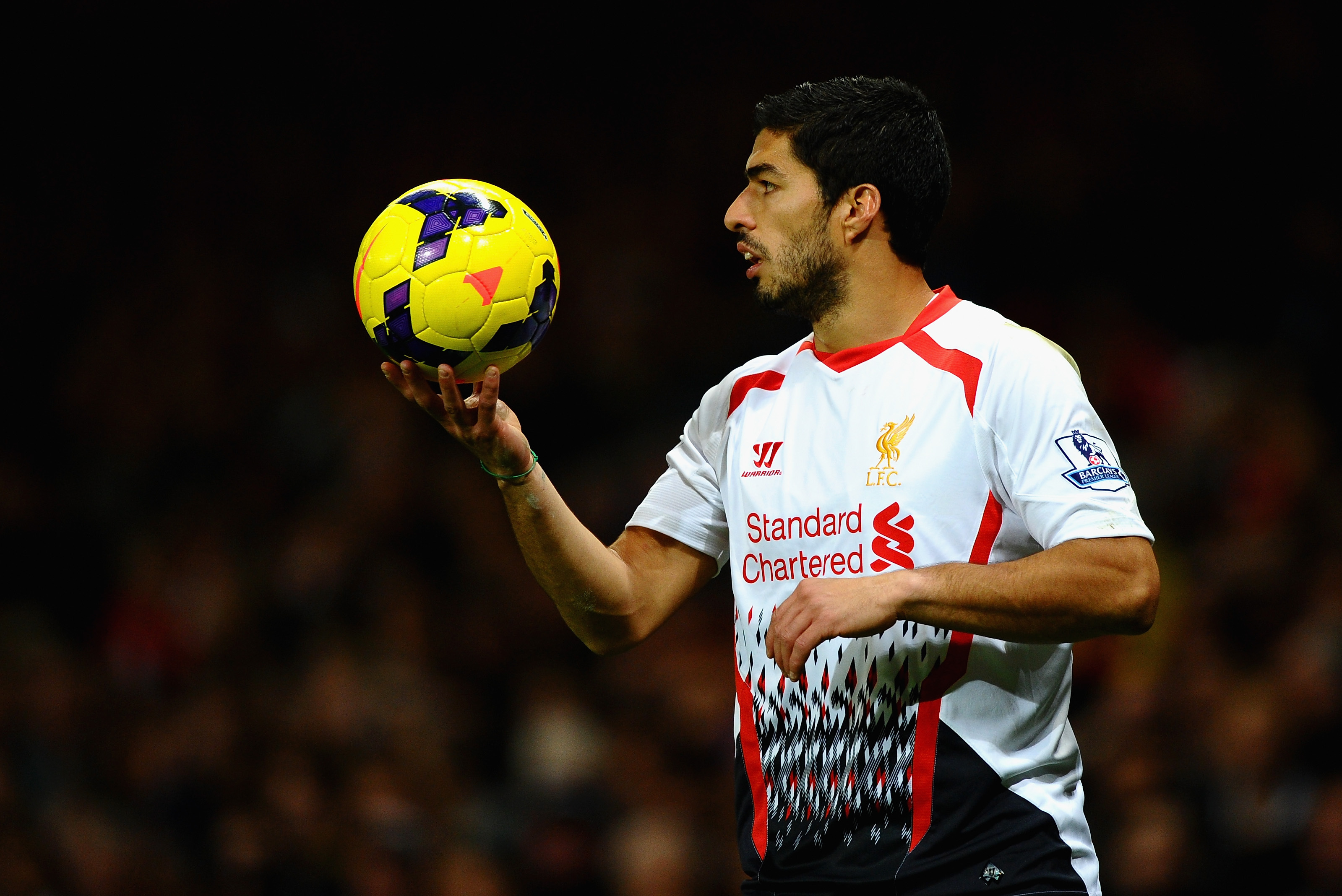 LONDON, ENGLAND - NOVEMBER 02:  Luis Suarez of Liverpool prepares to take a throw in during the Barclays Premier League match between Arsenal and Liverpool at Emirates Stadium on November 2, 2013 in London, England.  (Photo by Laurence Griffiths/Getty Images)