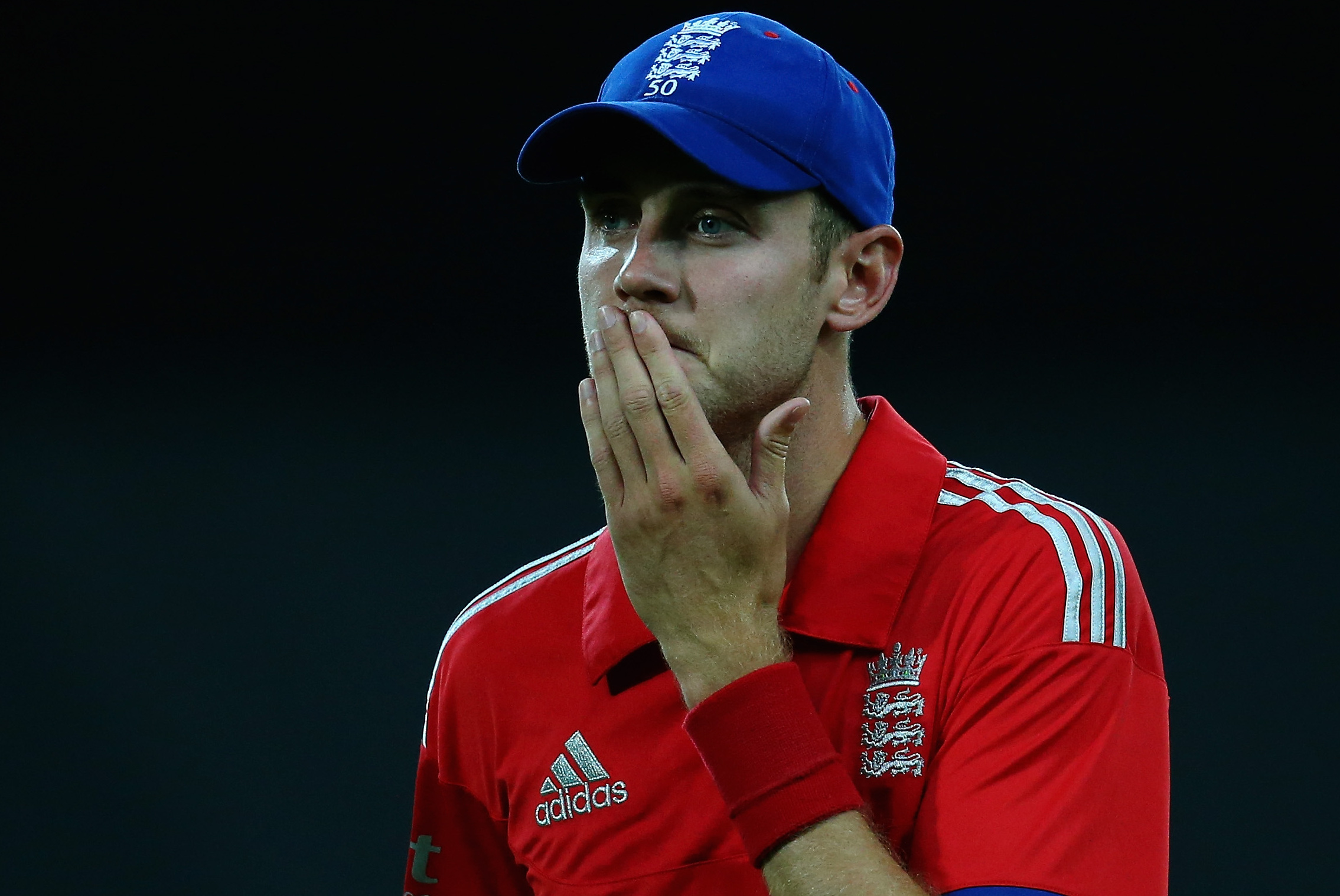 SYDNEY, AUSTRALIA - FEBRUARY 02:  Stuart Broad of England shows his frustration during game three of the International Twenty20 series between Australia and England at ANZ Stadium on February 2, 2014 in Sydney, Australia.  (Photo by Mark Kolbe/Getty Images)