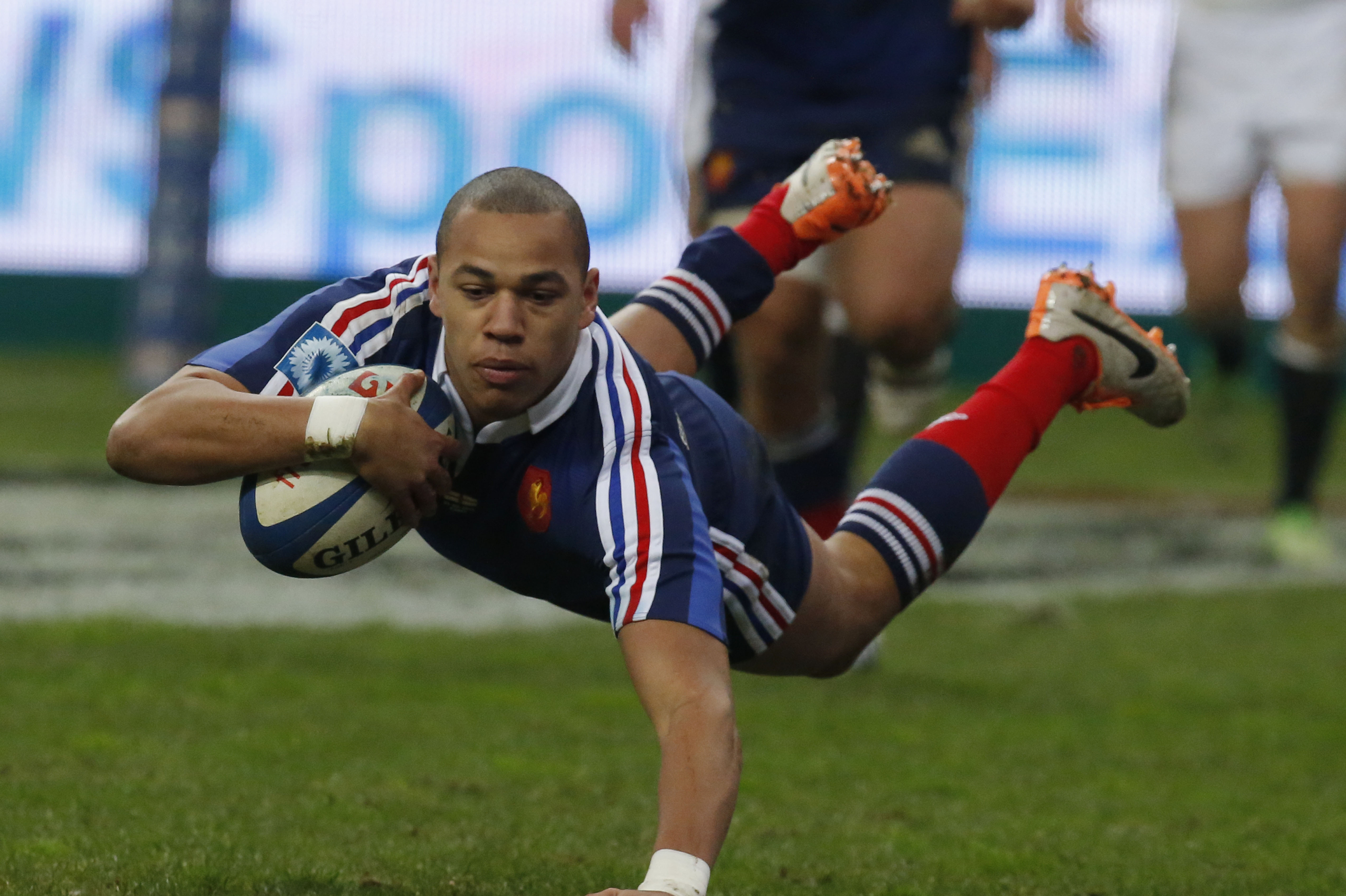 France's Gael Fickou scores the winning try during a Six Nations international rugby union match between France and England at Stade de France stadium in Saint Denis, near Paris, Saturday, Feb. 1, 2014. France beat England 26 -24(AP Photo/Michel Euler)