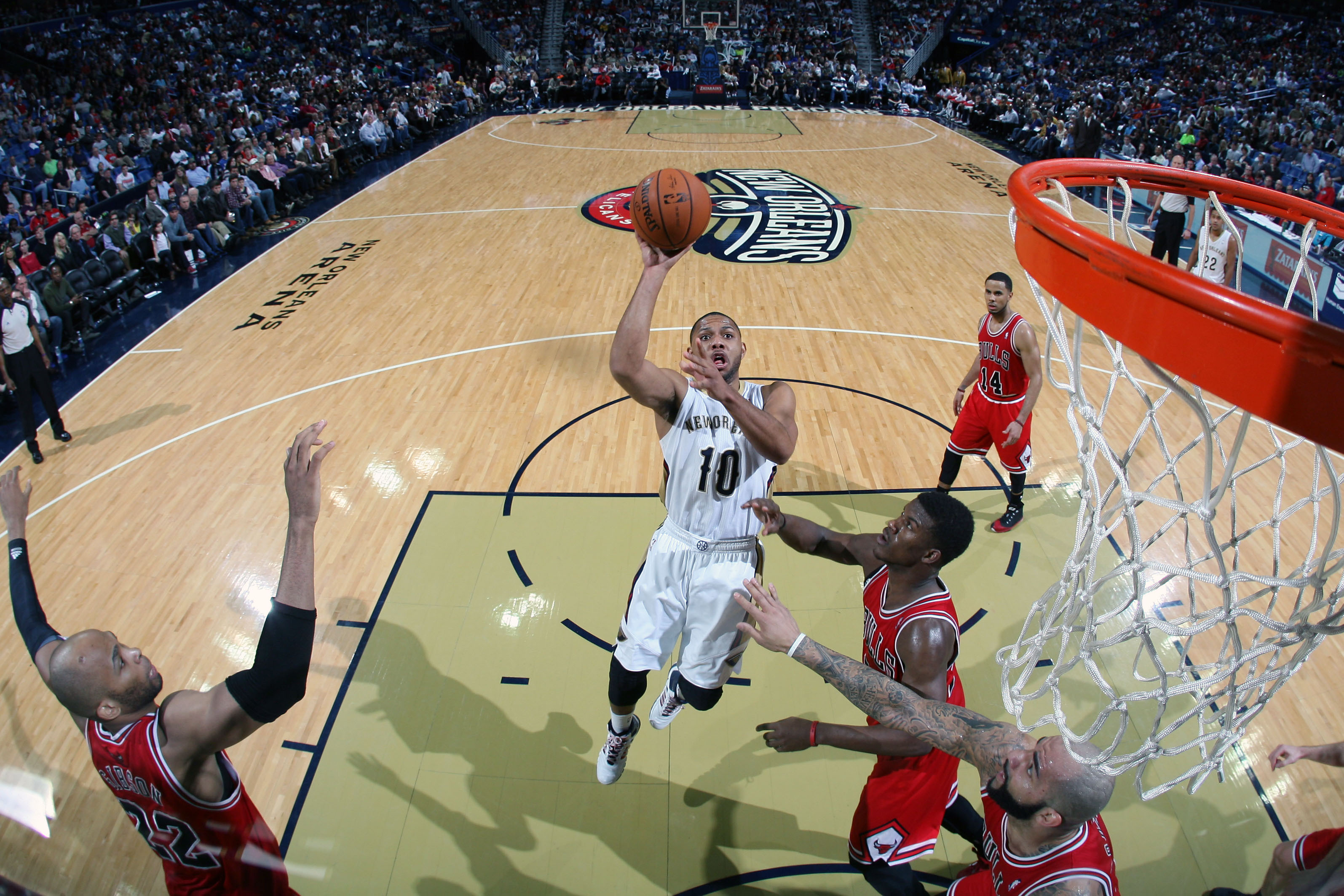NEW ORLEANS, LA - FEBRUARY 1: Eric Gordon #10 of the New Orleans Pelicans shoots against the Chicago Bulls on February 1, 2014 at the New Orleans Arena in New Orleans, Louisiana. NOTE TO USER: User expressly acknowledges and agrees that, by downloading and or using this Photograph, user is consenting to the terms and conditions of the Getty Images License Agreement. Mandatory Copyright Notice: Copyright 2014 NBAE (Photo by Layne Murdoch Jr./NBAE via Getty Images)