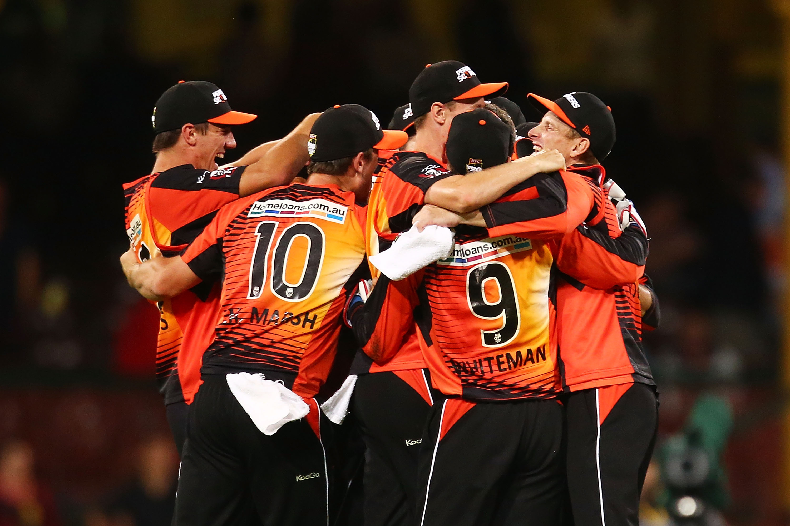 SYDNEY, AUSTRALIA - FEBRUARY 05:  The Perth Scorchers celebrate victory during the Big Bash League semi final match between the Sydney Sixers and the Perth Scorchers at Sydney Cricket Ground on February 5, 2014 in Sydney, Australia.  (Photo by Mark Nolan/Getty Images)