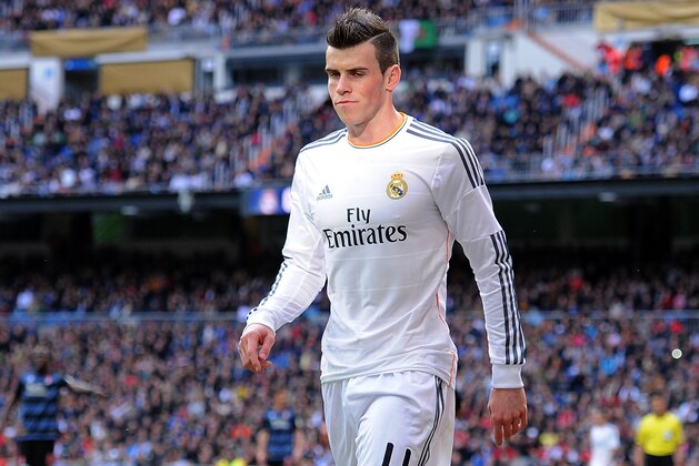 MADRID, SPAIN - JANUARY 25:  Gareth Bale of Real Madrid CF looks on during the La Liga match between Real Madrid CF and Granada CF at Santiago Bernabeu stadium on January 25, 2014 in Madrid, Spain.  (Photo by Denis Doyle/Getty Images)