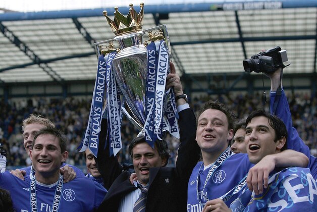 LONDON - MAY 07:  (L-R) Frank Lampard, Jose Mourinho, John Terry and Paulo Ferreira hold the trophy after receiving the Barclays Premiership Trophy at Stamford Bridge on May 7, 2005 in London, England.  (Photo by Ben Radford/Getty Images)