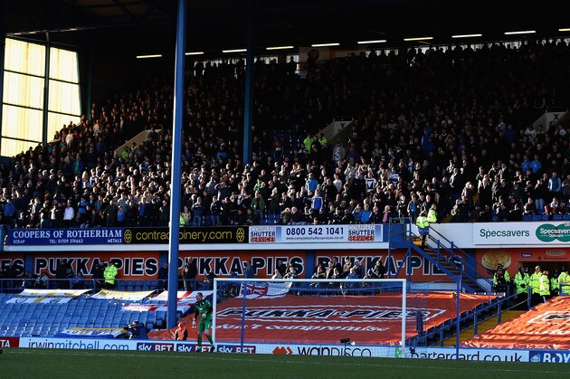 SHEFFIELD, ENGLAND - JANUARY 11:  Chris Kirkland of Sheffield Wednesday looks on, as the Leeds United supporters look on from the top tier of the stand during the Sky Bet Championship match between Sheffield Wednesday and Leeds United at Hillsborough Stadium on January 11, 2014 in Sheffield, England,  (Photo by Matthew Lewis/Getty Images)