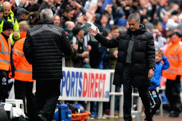 NEWCASTLE UPON TYNE, ENGLAND - NOVEMBER 02:  Manager Jose Mourinho of Chelsea congratulates Manager Alan Pardew of Newcastle United at the final whistle during the Barclays Premier League match between Newcastle United and Chelsea at St James' Park on November 2, 2013 in Newcastle upon Tyne, England.  (Photo by Shaun Botterill/Getty Images)