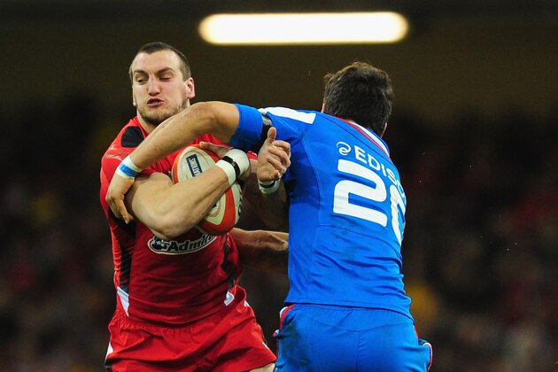 CARDIFF, WALES - FEBRUARY 01:  Wales player Sam Warburton runs into the Italy defence during the RBS Six Nations match between Wales and Italy at the Millennium stadium on February 1, 2014 in Cardiff, Wales.  (Photo by Stu Forster/Getty Images)