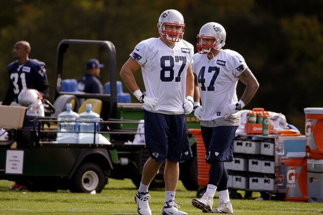 Rob Gronkowski (87) y Michael Hoomanawanui (47), de los Patriots de Nueva Inglaterra, antes de una práctica en las instalaciones del equipo en Foxborough, Massachusetts, el miércoles 9 de octubre de 2013. (Foto AP/Stephan Savoia)