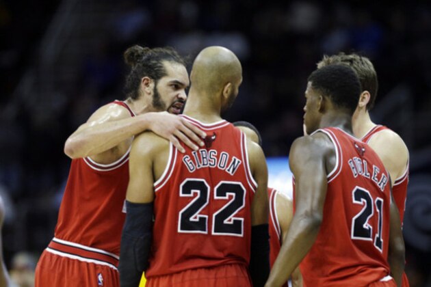 Chicago Bulls' Joakim Noah, left, talks to Taj Gibson (22), Jimmy Butler (21) and Mike Dunleavy, back right, in an NBA basketball game against the Cleveland Cavaliers Wednesday, Jan. 22, 2014, in Cleveland. (AP Photo/Mark Duncan)