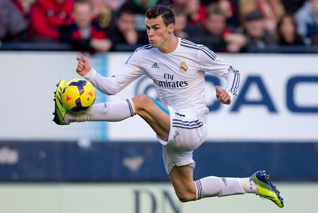 PAMPLONA, SPAIN - DECEMBER 14: Gareth Bale of Real Madrid CF controls the ball during the La Liga match between CA Osasuna and Real Madrid CF at Estadio El Sadar de Navarra on December 14, 2013 in Pamplona, Spain.  (Photo by Gonzalo Arroyo Moreno/Getty Images)