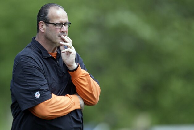 Chicago Bears offensive coordinator Mike Tice watches players during the NFL team's football rookie minicamp in Lake Forest, Ill., Friday, May 11, 2012. (AP Photo/ Nam Y. Huh)