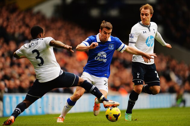 LONDON, ENGLAND - FEBRUARY 09:  Seamus Coleman (C) of Everton is challenged by Danny Rose (L) and Christian Eriksen (R) of Tottenham Hotspur during the Barclays Premier League match between Tottenham Hotspur and Everton at White Hart Lane on February 9, 2014 in London, England.  (Photo by Shaun Botterill/Getty Images)