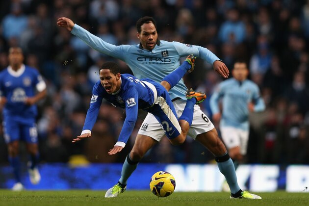 MANCHESTER, ENGLAND - DECEMBER 01:  Steven Pienaar of Everton tangles with Joleon Lescott of Manchester City during the Barclays Premier League match between Manchester City and Everton at the Etihad Stadium on December 1, 2012 in Manchester, England.  (Photo by Clive Brunskill/Getty Images)