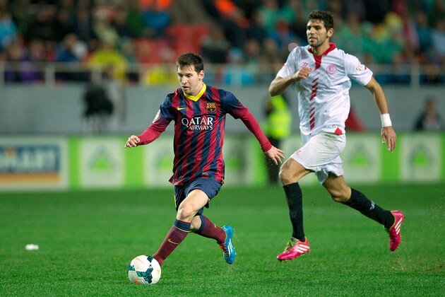 SEVILLE, SPAIN - FEBRUARY 09: Lionel Messi (L) runs for the ball ahead Federico Fazio (R) of Sevilla FC during the La Liga match between Sevilla FC and FC Barcelona at Estadio Ramon Sanchez Pizjuan on February 9, 2014 in Seville, Spain.  (Photo by Gonzalo Arroyo Moreno/Getty Images)