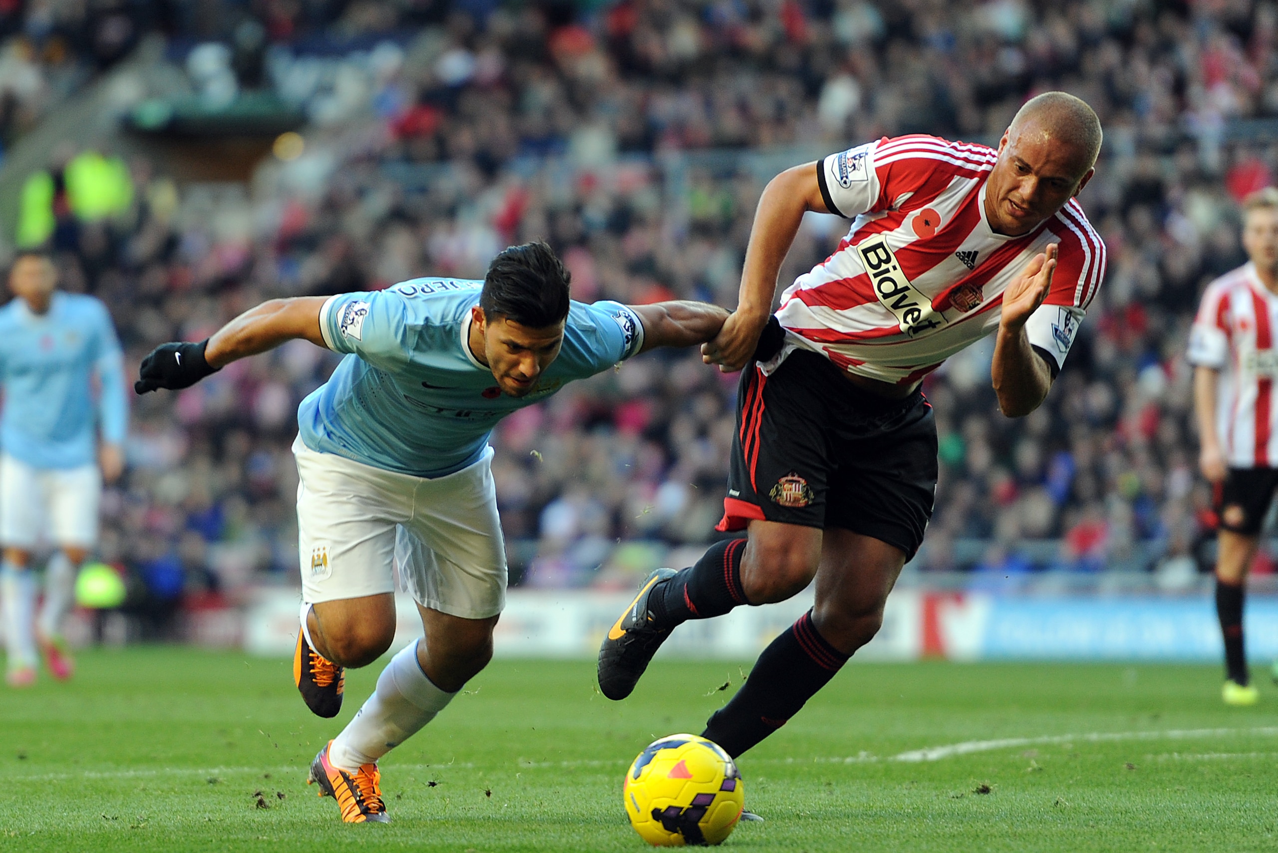 SUNDERLAND, ENGLAND - NOVEMBER 10: Wes Brown of Sunderland in action with Sergio Aguero of Manchester City during the Barclays Premier League match between Sunderland and Manchester City at Stadium of Light on November 10, 2013 in Sunderland, England. (Photo by Chris Brunskill/Getty Images)