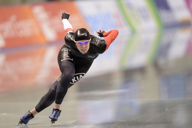 NAGANO, JAPAN - JANUARY 18:  Christine Nesbitt of Canada competes in ladies 1000m during Essent ISU World Sprint Speed Skating Championships 2014 at M Wave on January 18, 2014 in Nagano, Japan.  (Photo by Atsushi Tomura/Getty Images)
