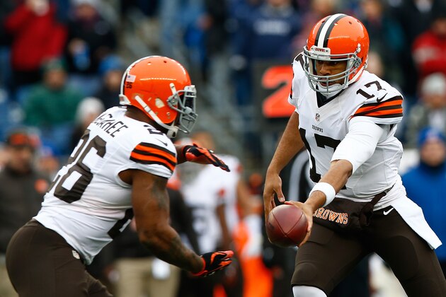FOXBORO, MA - DECEMBER 08:  Jason Campbell #17 hands the ball off to Willis McGahee #26 of the Cleveland Browns in the first quarter against the New England Patriots during the game at Gillette Stadium on December 8, 2013 in Foxboro, Massachusetts.  (Photo by Jared Wickerham/Getty Images)