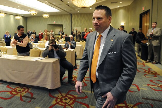 University of Tennessee head football coach Butch Jones is introduced before speaking at a legislative planning session sponsored by The Associated Press and the Tennessee Press Association on Thursday, Feb. 6, 2014, in Nashville, Tenn. Jones was the recipient of the Tennessee Press association Headliner of the Year Award. (AP Photo/Mark Zaleski)