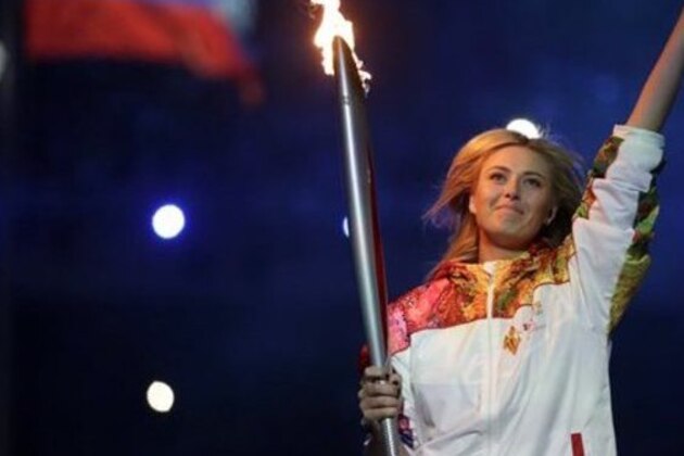Russia's Maria Sharapova carries the torch during the opening ceremony of the 2014 Winter Olympics in Sochi, Russia, Friday, Feb. 7, 2014. (AP Photo/Matt Dunham)