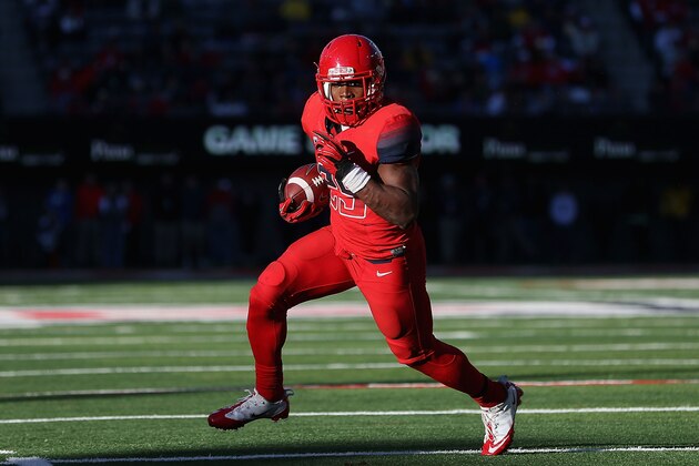 TUCSON, AZ - NOVEMBER 23:  Running back Ka'Deem Carey #25 of the Arizona Wildcats rushes the football en route to scoring on a 9 yard touchdown against the Oregon Ducks during the thrid quarter of the college football game at Arizona Stadium on November 23, 2013 in Tucson, Arizona. The Wildcats defeated the Ducks 42-16.  (Photo by Christian Petersen/Getty Images)