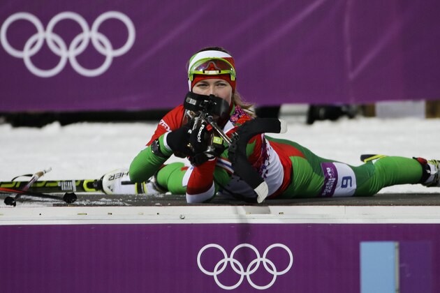 Belarus' Darya Domracheva prepares to shoot on her way to win the gold medal in the women's biathlon 10k pursuit, at the 2014 Winter Olympics, Tuesday, Feb. 11, 2014, in Krasnaya Polyana, Russia. (AP Photo/Gero Breloer)