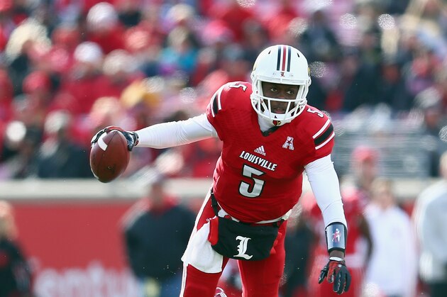 LOUISVILLE, KY - NOVEMBER 23:  Teddy Bridgewater #5 of the Louisville Cardinals avoids the tackle of Chase Rome #47 of the Memphis Tigers at Papa John's Cardinal Stadium on November 23, 2013 in Louisville, Kentucky.  (Photo by Andy Lyons/Getty Images)