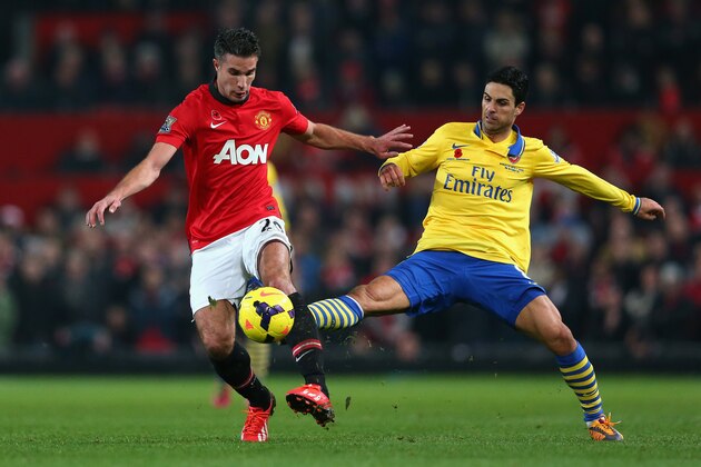 MANCHESTER, ENGLAND - NOVEMBER 10:  Robin van Persie of Manchester United competes with Mikel Arteta of Arsenal during the Barclays Premier League match between Manchester United and Arsenal at Old Trafford on November 10, 2013 in Manchester, England.  (Photo by Alex Livesey/Getty Images)