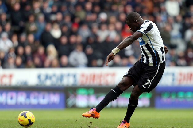 Newcastle United's Moussa Sissoko controls the ball  during their English Premier League soccer match against Sunderland at St James' Park, Newcastle, England, Saturday, Feb. 1, 2014. (AP Photo/Scott Heppell)