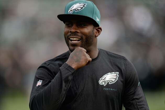 OAKLAND, CA - NOVEMBER 03:  Quarterback Michael Vick #7 of the Philadelphia Eagles not in uniform for today's game against the Oakland Raiders, looks on during pre-game warm ups at O.co Coliseum on November 3, 2013 in Oakland, California.  (Photo by Thearon W. Henderson/Getty Images)
