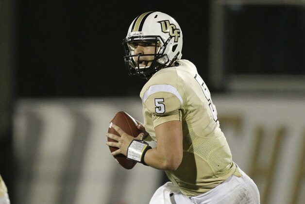 Central Florida quarterback Blake Bortles (5) looks for a receiver against Houston during the second half of an NCAA college football game in Orlando, Fla., Saturday, Nov. 9, 2013.(AP Photo/John Raoux)