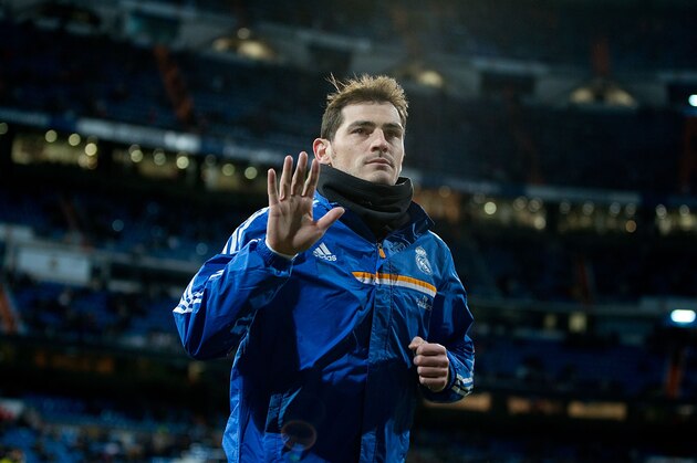 MADRID, SPAIN - FEBRUARY 08: Goalkeeper Iker Casillas of Real Madrid CF greets the audience as he leaves the pitch after his warming up prior to start  the La Liga match between Real Madrid CF and Villarreal CF at Estadio Santiago Bernabeu on February 8, 2014 in Madrid, Spain.  (Photo by Gonzalo Arroyo Moreno/Getty Images)