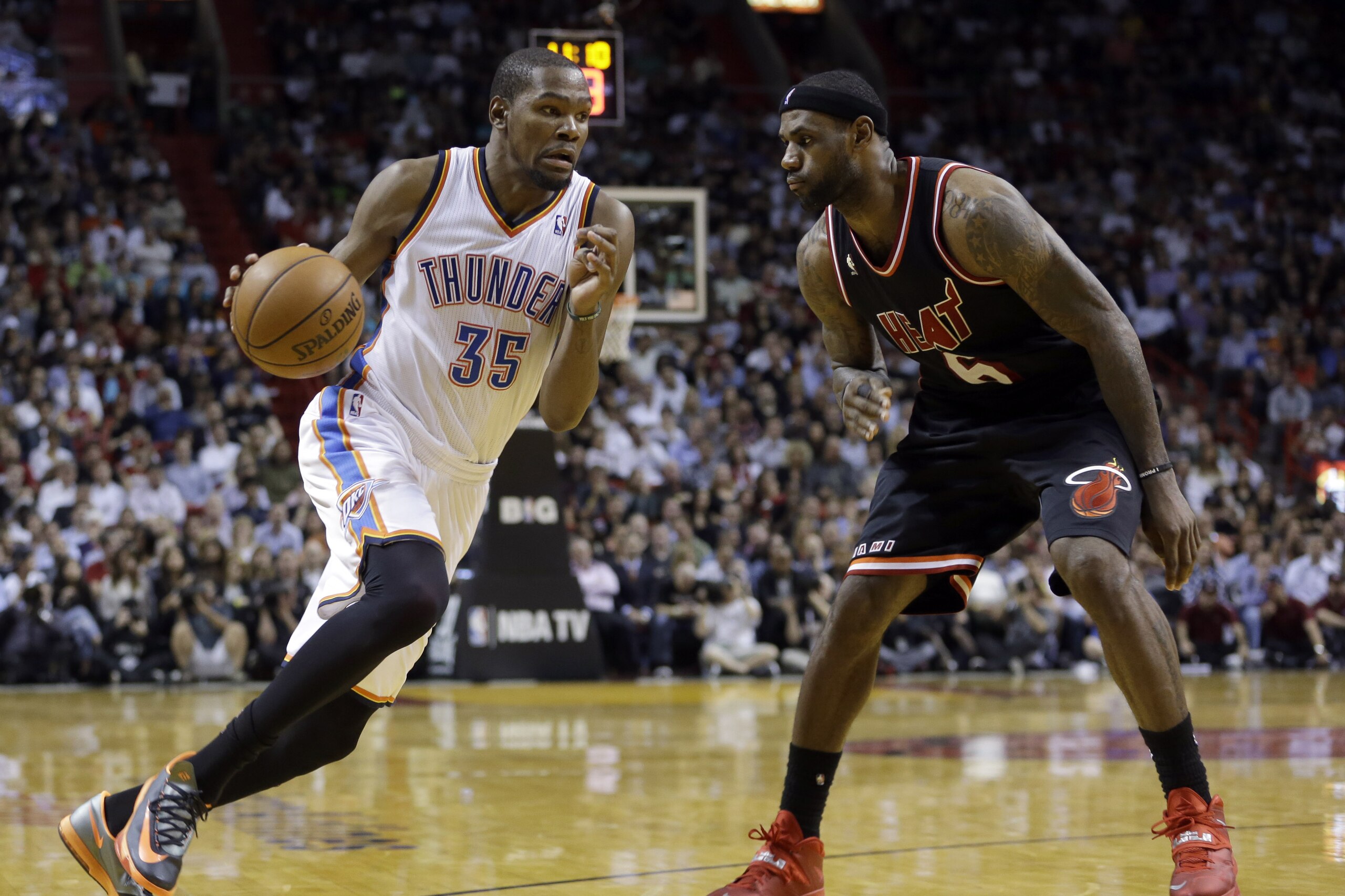 Oklahoma City Thunder small forward Kevin Durant (35) drives against Miami Heat small forward LeBron James (6) during the fourth quarter of an NBA basketball game in Miami, Wednesday, Jan. 29, 2014. The Thunder won 112-95. (AP PhotoAlan Diaz)