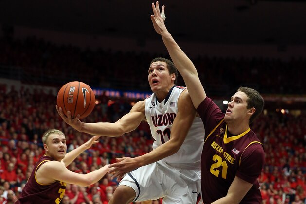 TUCSON, AZ - JANUARY 16:  Aaron Gordon #11 of the Arizona Wildcats lays up a shot past Eric Jacobsen #21 of the Arizona State Sun Devils during the first half of the college basketball game at McKale Center on January 16, 2014 in Tucson, Arizona.   The Wildcats defeated the Sun Devils 91-68.  (Photo by Christian Petersen/Getty Images)