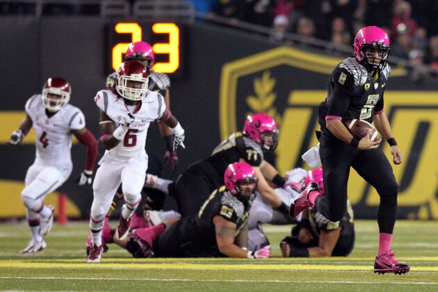 Oct 19, 2013; Eugene, OR, USA; Oregon Ducks quarterback Marcus Mariota (8) runs the ball for a touchdown against the Washington State Cougars int he first half at Autzen Stadium. Mandatory Credit: Scott Olmos-USA TODAY Sports