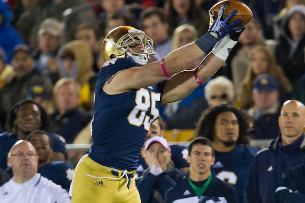 Oct 19, 2013; South Bend, IN, USA; Notre Dame Fighting Irish tight end Troy Niklas (85) catches a pass in the second quarter against the USC Trojans at Notre Dame Stadium. Mandatory Credit: Matt Cashore-USA TODAY Sport
