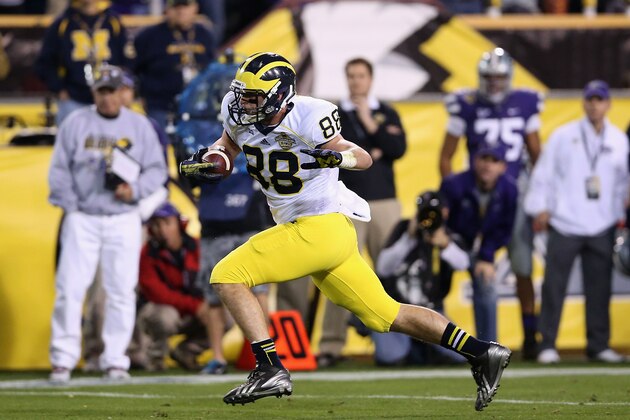 TEMPE, AZ - DECEMBER 28:  Tight end Jake Butt #88 of the Michigan Wolverines runs with the football against the Kansas State Wildcats during the Buffalo Wild Wings Bowl at Sun Devil Stadium on December 28, 2013 in Tempe, Arizona.  The Wildcats defeated the Wolverines 31-14.  (Photo by Christian Petersen/Getty Images)