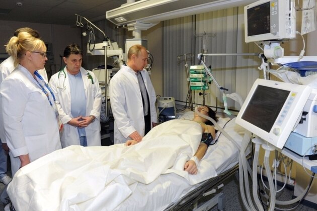 In this photo provided by RIA Novosti Kremlin, Russian President Vladimir Putin, center, speaks to skier Maria Komissarova in a hospital in Krasnaya Polyana, Russia, on Saturday, Feb. 15, 2014. The 23-year-old Russian ski cross racer fractured her spine during a training session Saturday and underwent a 6 1/2 hour surgery. (AP Photo/RIA Novosti, Mikhail Klimentyev, Presidential Press Service) In this photo provided by RIA Novosti Kremlin, Russian President Vladimir Putin, center, speaks to skier Maria Komissarova in a hospital in Krasnaya Polyana, Russia, on Saturday, Feb. 15, 2014. The 23-year-old Russian ski cross racer fractured her spine during a training session Saturday and underwent a 6 1/2 hour surgery. (AP Photo/RIA Novosti, Mikhail Klimentyev, Presidential Press Service)